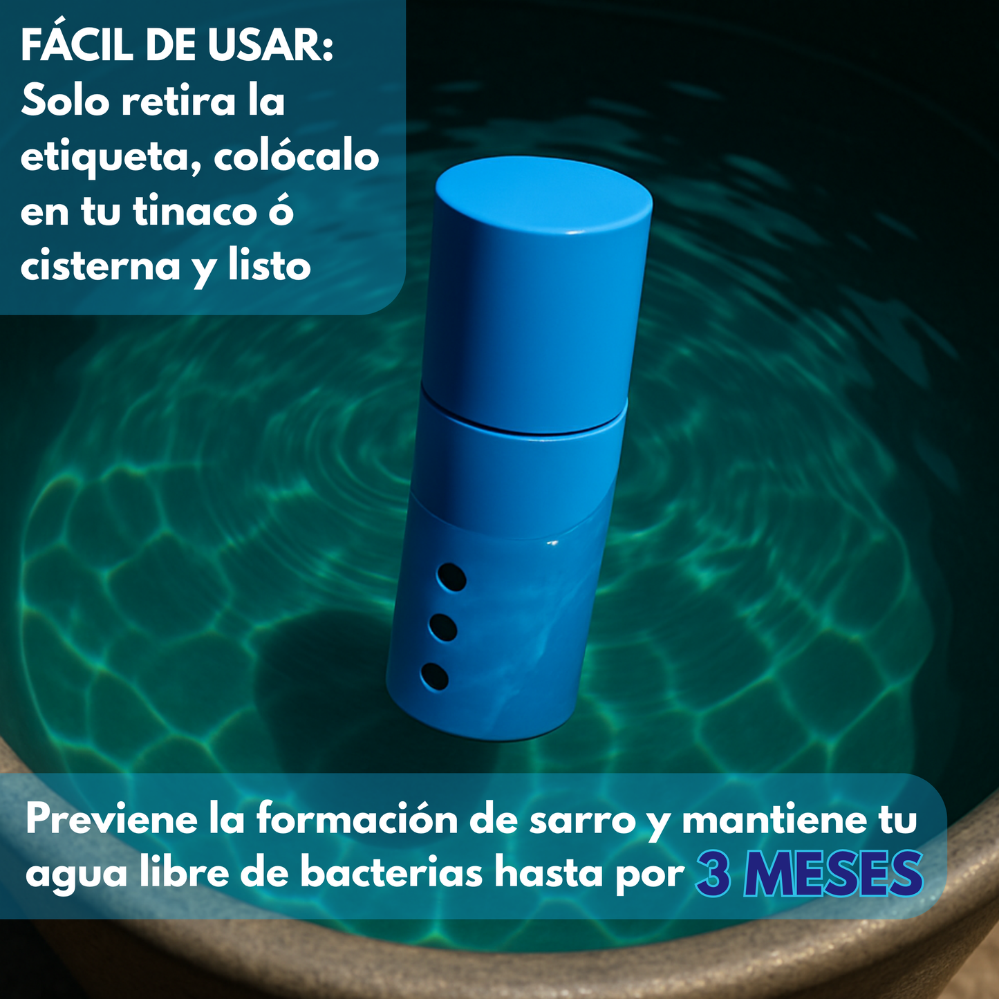 Sistema dual antisarro y desinfectante azul flotando en agua de cisterna para eliminar bacterias por 3 meses.